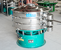 旋振篩多采用立式振動(dòng)電機(jī)作為激振來(lái)源，利用偏心塊的夾角的不同實(shí)現(xiàn)物料在篩網(wǎng)上運(yùn)動(dòng)的軌跡調(diào)整。