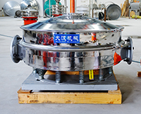 直排篩可分為單雙振動(dòng)源兩種，但其電機(jī)是懸掛在振動(dòng)篩框的外側(cè)，振動(dòng)理相對(duì)比較大。