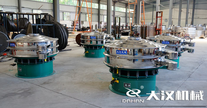 磨料振動(dòng)篩的工作原理：是由直立電機(jī)作為激振源，用來(lái)幫助物料進(jìn)行運(yùn)動(dòng)并且實(shí)現(xiàn)，理想的分級(jí)除雜效果。