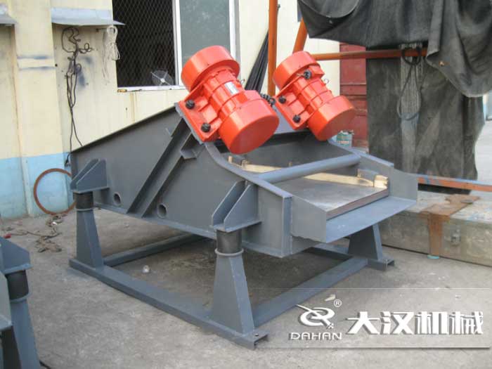 礦用振動(dòng)篩采用優(yōu)質(zhì)的錳鋼材質(zhì)，主要特點(diǎn)就耐磨性強(qiáng)，對(duì)于礦用振動(dòng)篩來說其，耐磨性是非常重要的。