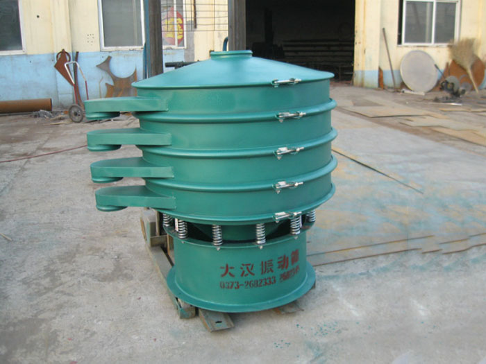 直徑1000型振動篩除了有碳鋼材質(zhì)其還有不銹鋼+碳鋼，以及全不銹鋼的選擇，用戶可根據(jù)用戶物料的性質(zhì)不同可進(jìn)行選擇。