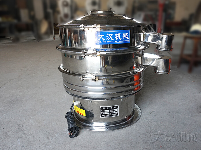 醫(yī)藥振動(dòng)篩主要采用的是304不銹鋼振動(dòng)篩，優(yōu)勢：設(shè)備干凈衛(wèi)生，不易生銹，使用壽命長久，經(jīng)久耐用。